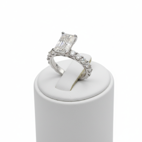 TOP RADIANT CUT DIAMOND RING